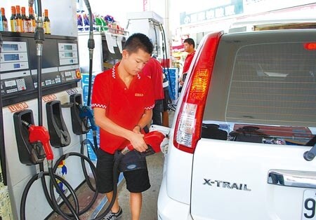 勞工局檢查加油站工讀生權益,工讀生為多賺錢放棄休假仍違法。(吳江泉攝)