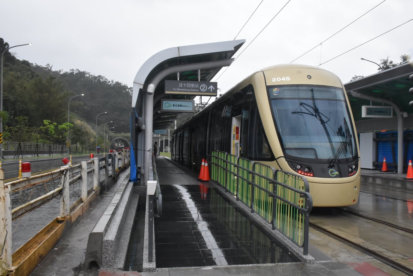 新店安坑輕軌年底通車,周邊交通配套成為居民關注焦點,有里長反映該規畫機車格及共享單車。圖/聯合報資料照片
