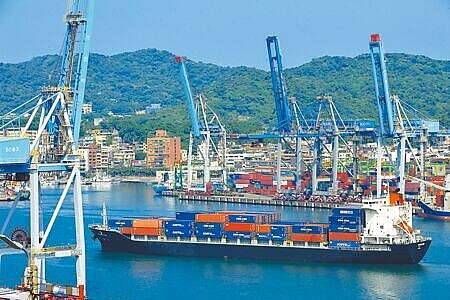 財政部將公布7月出口仍有機會突破400億美元,但大陸若加大限制令,出口恐會大受影響。圖為裝載好貨櫃的貨櫃船緩緩駛出基隆港。(本報資料照片)