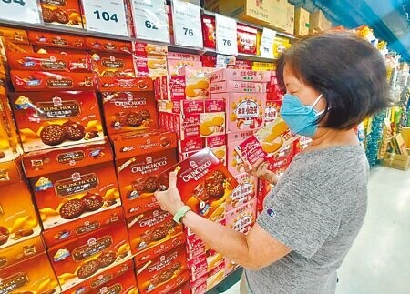 大陸傳出限標中國才准進口，本來台商面臨貨品卡關，有兩岸經濟合作架構協議（ECFA）可以協助台商。但相關官員透露，當政治情勢緊張時，常常遭到大陸海關「已讀不回」、「不讀不回」。圖為民眾在賣場上選購食品。（本報資料照片）