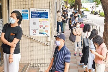 政府針對弱勢民眾祭出1萬至3萬元不等補助，審計部發現，有民眾持有億元以上股票，竟也能領生活補貼，圖為民眾排隊申請紓困補助。（本報資料照片）