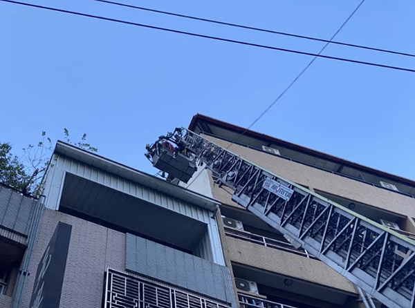 女子從8樓陽台(右)跌落到隔壁的5樓鐵皮屋頂。記者曾健祐/翻攝