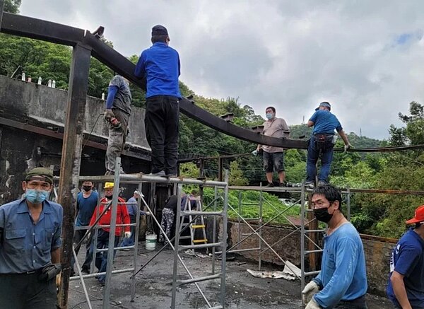 自發團內有各式泥水、木工、水電師傅,專為弱勢家戶進行大整修。圖/新北市社會局提供