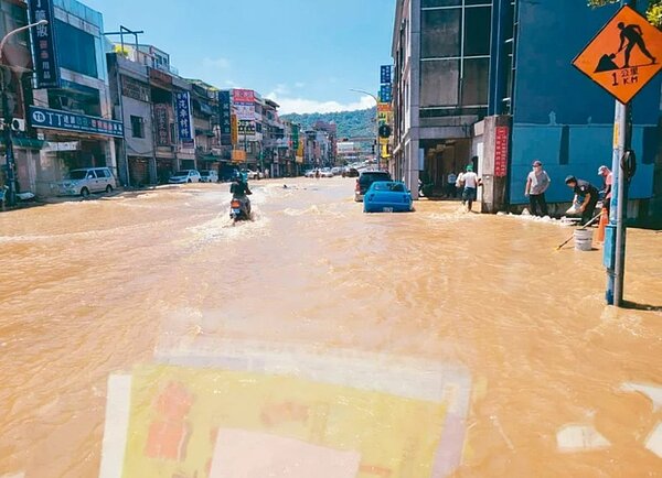 新北市鶯歌文化路,平常是來往鶯歌及三鶯交流道要道,昨天上午因水管老舊破裂,馬路變成汪洋一片。圖/新北市消防局提供