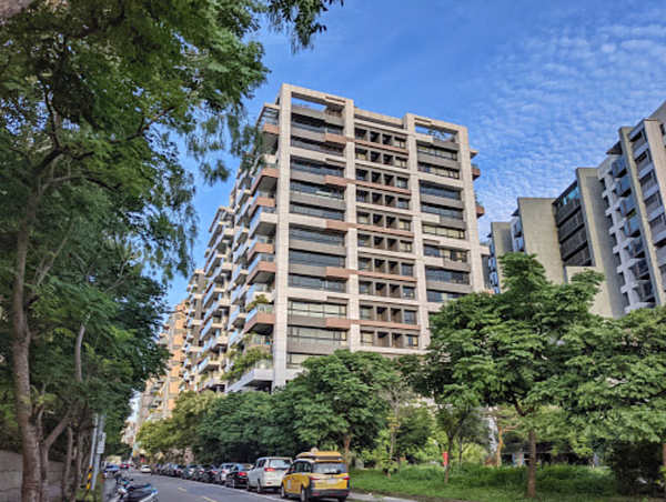 北市慘一片...內湖房價卻驚天逆漲 專家揭主因 鄉民購買5588萬大樓未先找銀行鑑價。圖/翻攝自Google maps