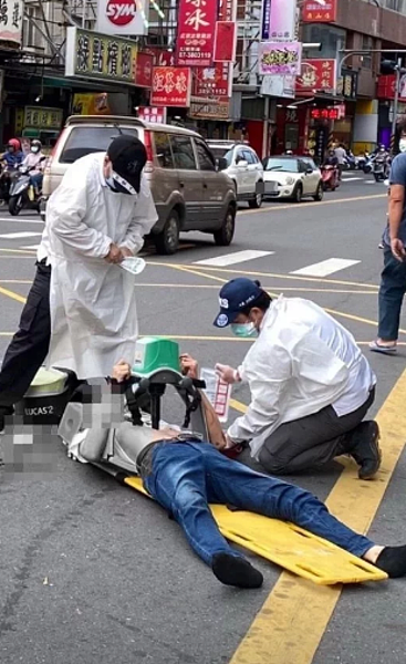 曾姓空軍上士昨傍晚從高雄住處墜樓,救護人員趕抵將他送醫急救,仍宣告不治。圖/讀者提供