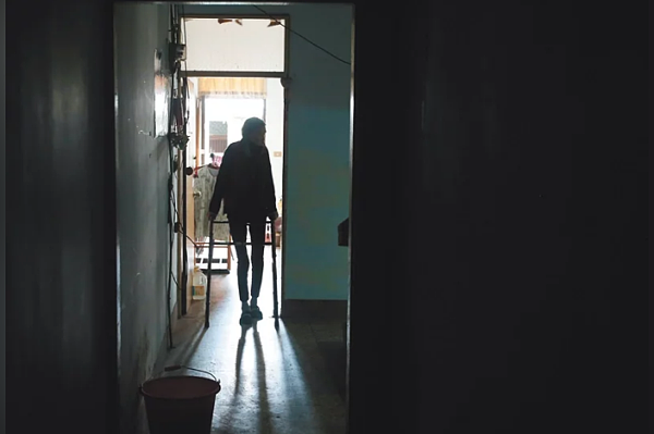 老虐通報案件增加,其中,直系血親卑親屬虐待尊親屬通報案件近3年增加44%。聯合報資料照片