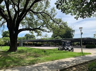 台南山上花園水道博物館利用環境優勢，在東西側停車場架設太陽能發電設施完成，解決遊客車輛受烈日曝曬之苦。圖／翻攝自Google maps