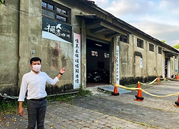東南區市議員參選人何昆霖說,新民街倉庫群作為見證台中車站周邊空間發展的歷史古蹟,原本想藉由國漫館設立重獲新生,卻因市府行政不積極甚至怠惰,讓國漫館的設立遙遙無期。圖/何昆霖提供