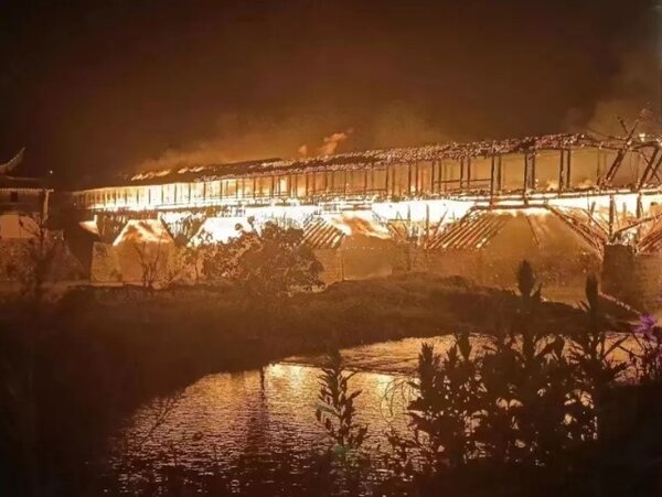 福建萬安橋6日晚大火被燒毀。圖／澎湃新聞
