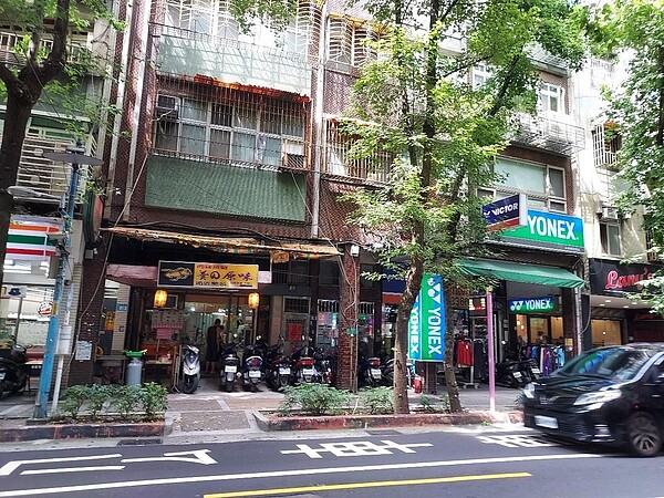 食衣住行百家店舖，生意興隆。圖／易小滿攝

