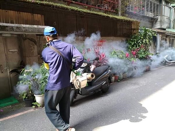 防疫期間，里內消毒。圖／易小滿攝