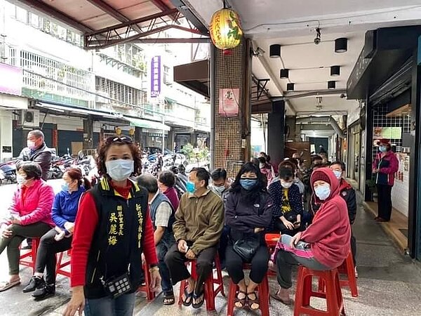 里長吳麗梅人氣旺,具領導風範。圖/由里辦提供