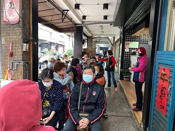 各據點排排坐打疫苗,領取防菌液。圖/由里辦提供