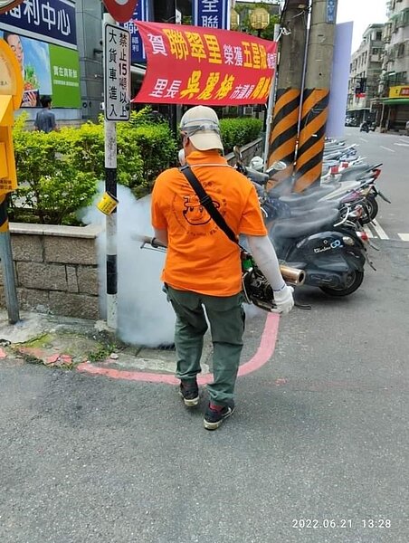 社區噴灑,防疫總動員。圖/由里辦提供