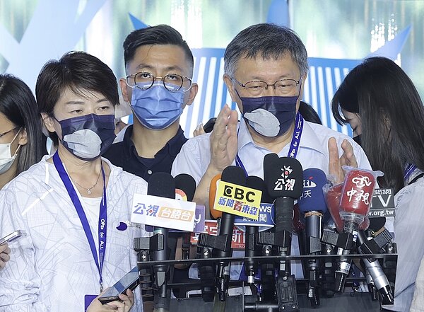 台北市長柯文哲、副市長黃珊珊(左)對陳時中提出的內湖交通解方都不以為然。記者許正宏/攝影