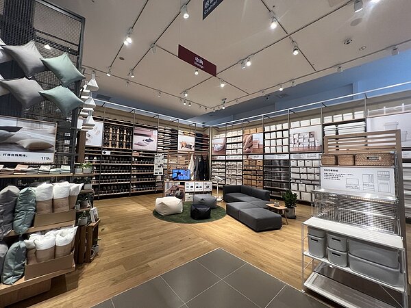 無印良品在高雄岡山開設全台首間路面店,占地700坪,今天開幕祭出一連串優優惠活動。記者王昭月/攝影