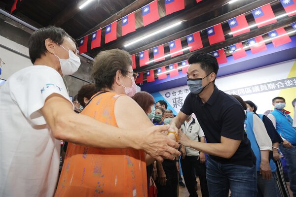 國民黨台北市長參選人蔣萬安（右）認為，執政不該是漫天開價、隨意承諾。記者許正宏／攝影 