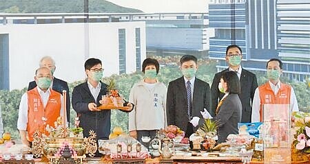 高雄市長陳其邁(左二)、高雄市議會副議長陸淑美(左三)出席台積電楠梓產業園區動土儀式。(林瑞益攝)