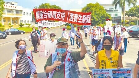 
高雄楠梓產業園區7日上午舉行動土，中油勞宅居民組成自救會，在中油後勁勞宅社區大門口抗議中油私自大幅調漲租金、欺騙簽期限到2031年租約催趕住戶。（崔正綱攝）
