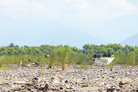 
屏東縣6日驚傳輕航機失事釀2死，屏檢7日一早涉溪勘查現場，蒐集飛機殘骸、著陸痕跡等相關跡證後，持續與運安會釐清案情。（謝佳潾攝）
