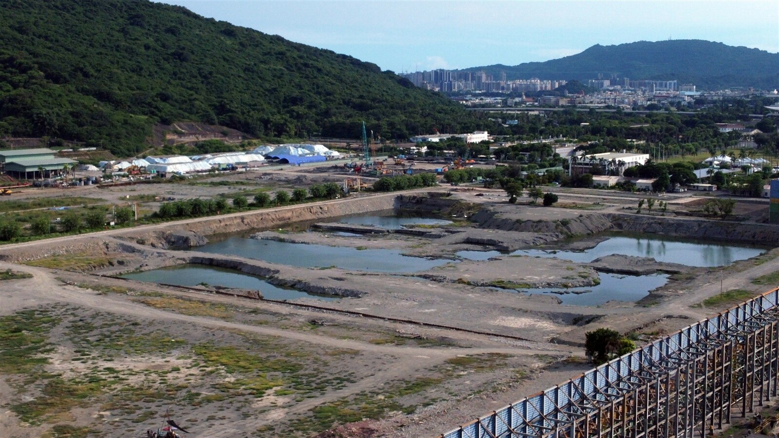 楠梓產業園區的台積電預定地鄰近半屏山，「積水」已經存在一段時間，引發藍綠隔空交火。圖／記者劉學聖攝影 