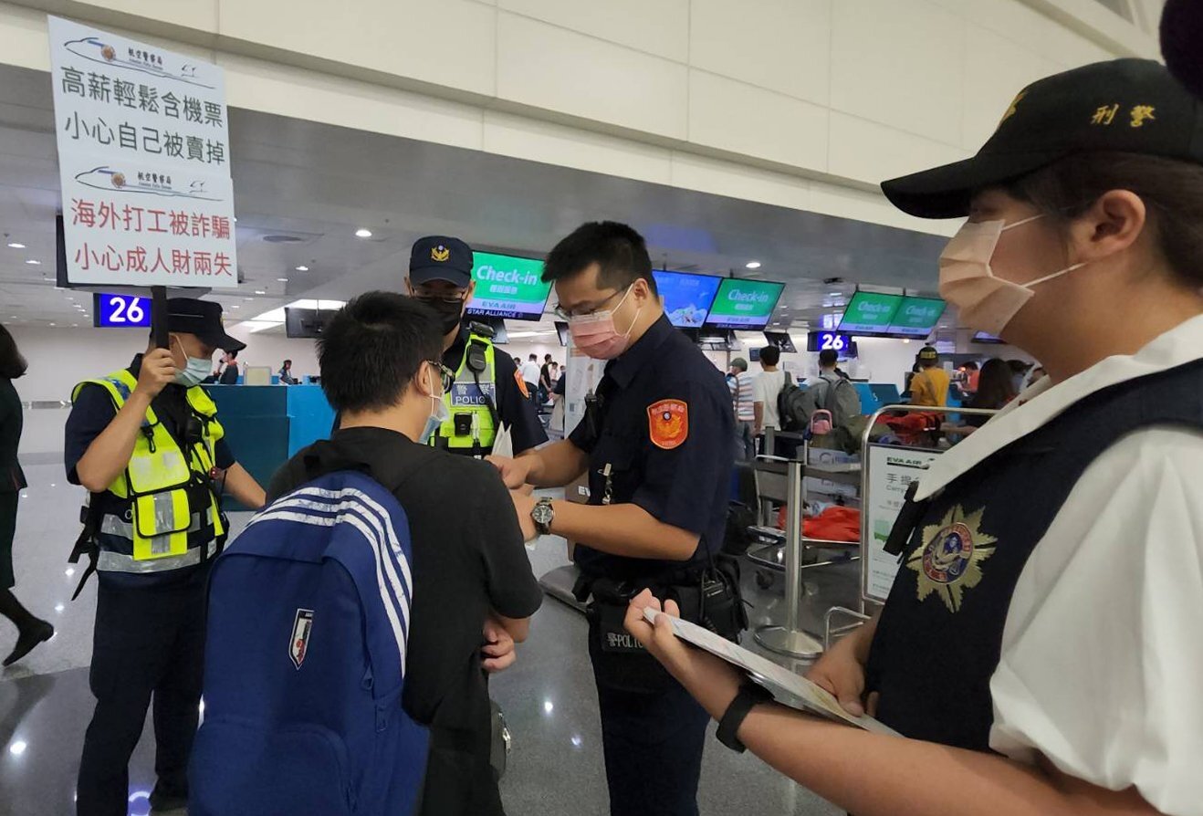 近日常有詐騙集團以高薪工作誘騙民眾到柬埔寨,當受害民眾被騙至當地之後便限制其人身自由強逼詐騙,航警局日前執行關懷提問與攔阻勤務時,成功攔下一名旅客。圖/讀者提供