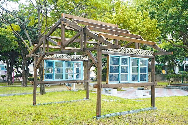 台南市北區三分子靶溝公園最後2棟木構眷舍拆除改為屋架裝置藝術。(北區區公所提供/程炳璋台南傳真)
