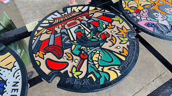 8月11日至8月15日舉辦「第二期的彩繪特色人孔設計成果展」,歡迎大家來市府一樓中庭看展。圖/台北市府提供