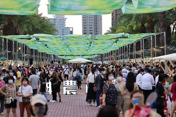 神農市集除近百攤的特色農漁畜產展售外,還規畫了四大主題農產推廣專區。圖/高雄市政府提供