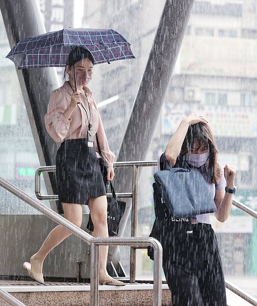 今日桃園至苗栗、宜蘭山區有局部大雨發生的機率,請注意雷擊及強陣風。圖/聯合報系資料照
