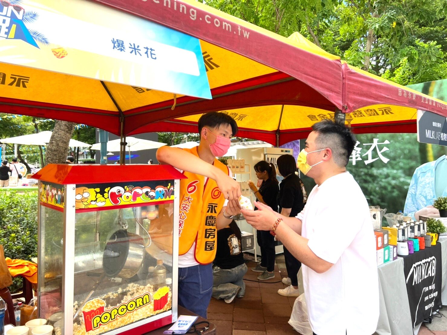 在地好鄰居永慶房屋熱情相助,不只提供活動所需帳篷,現場也擺設攤位贈送香噴噴的爆米花。圖/永慶房產集團提供