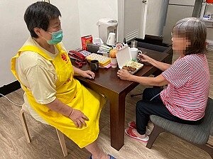王大姐陪同服務個案用餐。圖/新北市勞工局提供