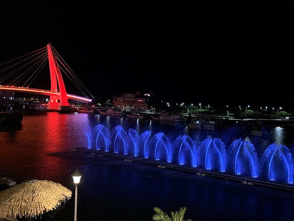 「2022淡水漁人碼頭仲夏繽紛樂活動」水舞秀。圖/新北市漁業處提供