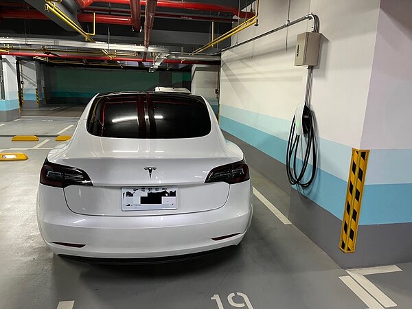 新北市政府致力於發展低碳和智慧城市,鼓勵市民汰換老舊車輛並使用環保節能電動車,目前已有5處社區有興趣進入現場諮詢輔導程序中,共同為空污減量盡一份心力。圖/新北市工務局提供