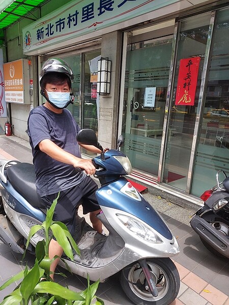 金價厲害的里長伯伯,大人小孩都服氣。圖/易小滿攝