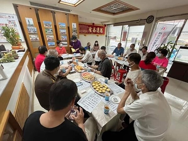 林華偉廚藝好,銀髮有口福。圖/易小滿攝