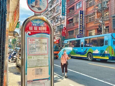 基隆市15日增設自新北市瑞芳火車站發車經基隆暖暖區往返台北市南港、松山的跳蛙公車,讓通勤族更加便利。(陳彩玲攝)