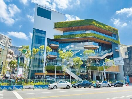 有「中壢大時鐘」之稱的中壢第一公有零售市場,斥資7億改建,預計年底營運,1樓美食街、2樓和3樓為主題餐廳。(蔡依珍攝)