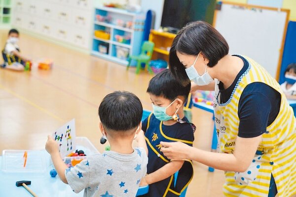 為提供幼兒更好更全面的照顧，台北市111學年度試辦幼兒園降低師生比計畫，將3至5歲班師生比由1比15降為1比12。（台北市教育局提供／游念育台北傳真）