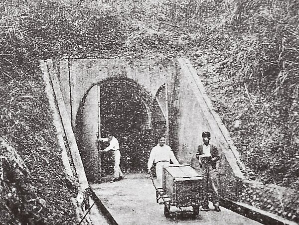 圖為1950年時期北溝故宮文物典藏山洞，文物入庫情形。（翻攝自「北溝傳奇－故宮文物遷台後早期歲月」特展／本報翻攝資料照片）