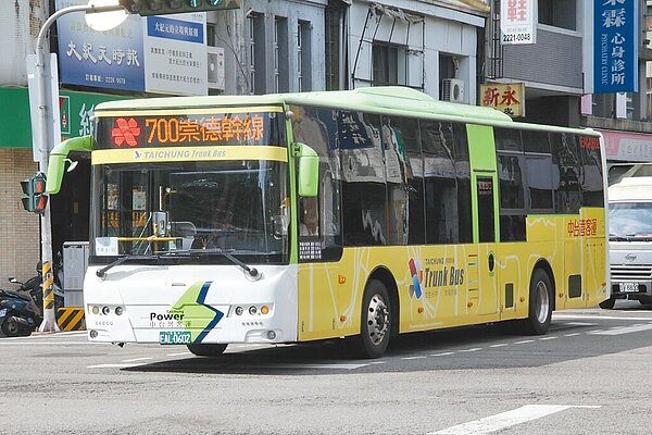 台中市交通局7月推出6大幹線公車,上路1個月來,其中的崇德幹線運量較過去成長117%。圖/交通局提供