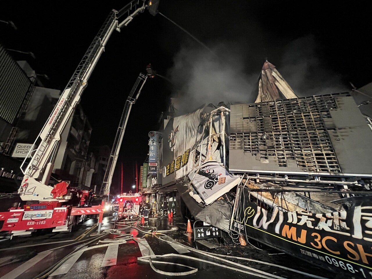 嘉義市知名文化夜市凌晨傳大火。記者李宗祐/攝影