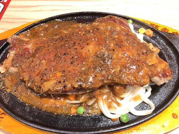 王姓男子2021年2月因女兒內急,他找上一家牛排館商借廁所,店員表示疫情期間廁所僅供消費者使用,王因此花15元買可樂「通關」,但離去時卻踹壞電動門、罵「爛店」。圖/聯合報系資料照