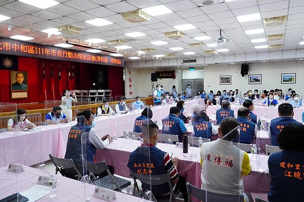 新北市長侯友宜連辦兩場行動治理座談,會中殯葬處提案在現有中和納骨堂旁新建一座納骨堂。記者劉懿萱/攝影