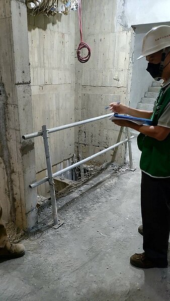 高市工務局全面稽查工地公安,8日針對新興區2處違規建築工地規開罰。記者王昭月/翻攝