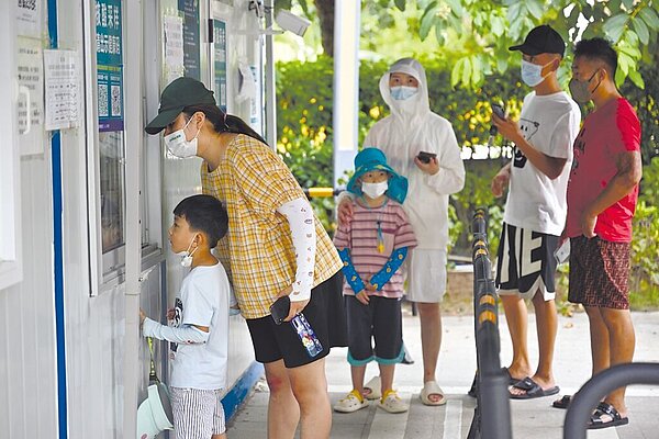 8萬名旅客滯留在三亞,遊客完成七天風險排查經評估後可離島。圖/新華社