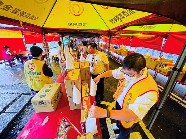 永慶房屋作為社區好鄰居,經常贊助活動所需帳篷,同仁也樂於至現場服務。圖/永慶房產集團