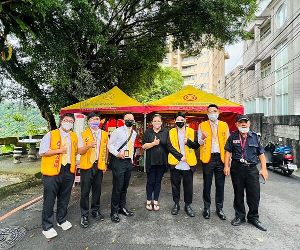 永慶房屋贊助20頂帳篷等物資,並派出同仁至現場支援迎旭山莊管委會總幹事何玉婷(右四),助活動圓滿結束。圖/永慶房產集團提供
