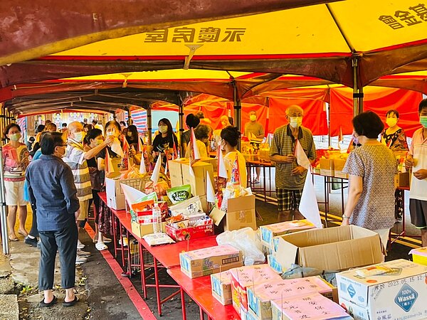 新北市汐止區迎旭山莊舉辦聯合普渡法會,邀請住戶與鄰近社區一同參與,保庇來年順利。圖/永慶房產集團提供